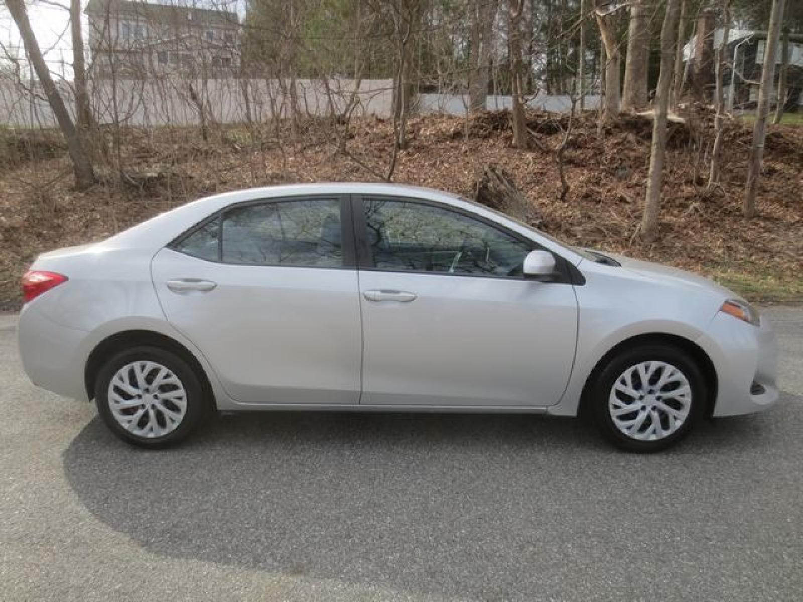 2019 Silver /Gray Toyota Corolla LE (2T1BURHE2KC) with an 1.8 liter 4-cylinder DOHC 16V engine, Automatic transmission, located at 270 US Route 6, Mahopac, NY, 10541, (845) 621-0895, 41.349022, -73.755280 - Photo #11